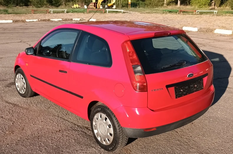 Ford Fiesta 3 врати, снимка 6 - Автомобили и джипове - 47513164