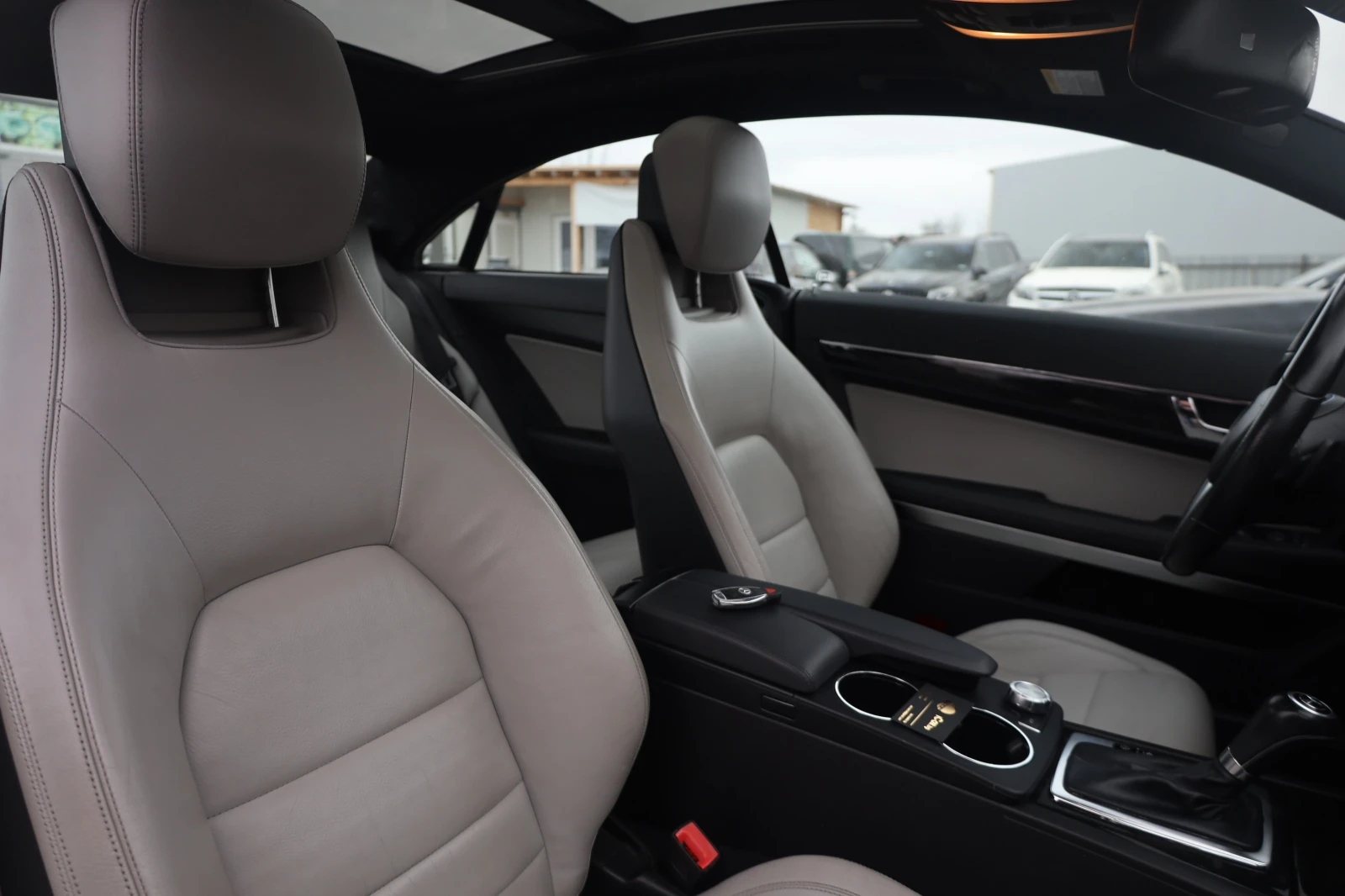 Mercedes-Benz E 350 i 4M AMG Coupe Pano KAM HlK Memory Blind Lane iCar, снимка 17 - Автомобили и джипове - 53964526