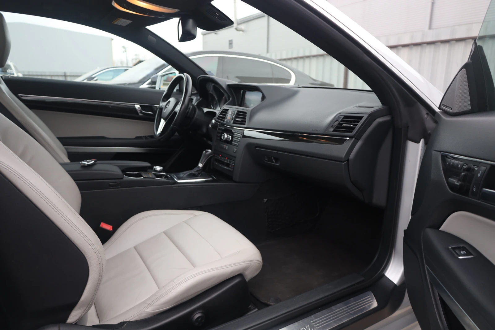 Mercedes-Benz E 350 i 4M AMG Coupe Pano KAM HlK Memory Blind Lane iCar, снимка 7 - Автомобили и джипове - 53964526