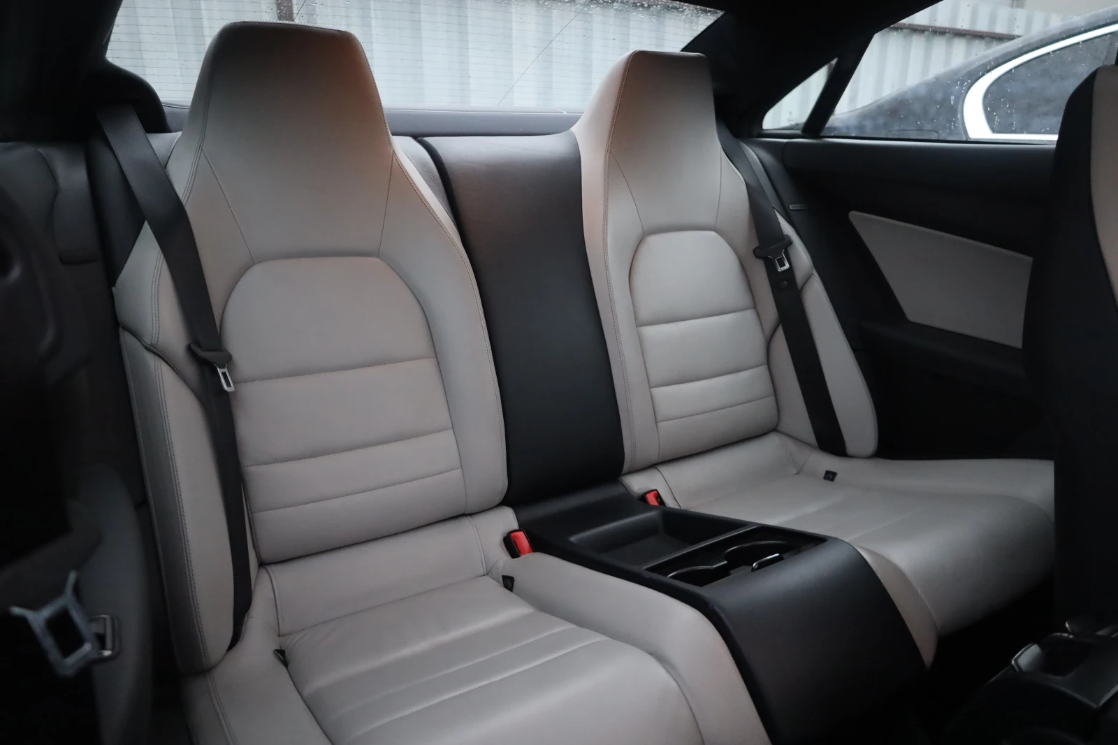 Mercedes-Benz E 350 i 4M AMG Coupe Pano KAM HlK Memory Blind Lane iCar, снимка 8 - Автомобили и джипове - 53964526