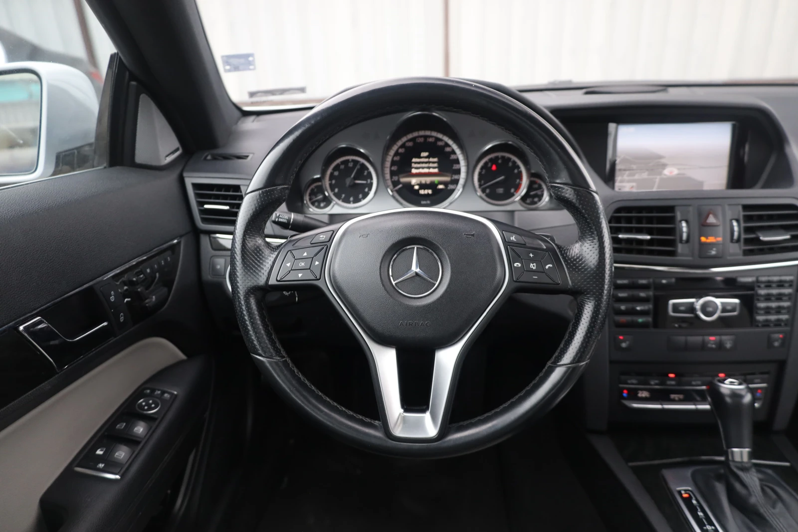 Mercedes-Benz E 350 i 4M AMG Coupe Pano KAM HlK Memory Blind Lane iCar, снимка 12 - Автомобили и джипове - 53964526