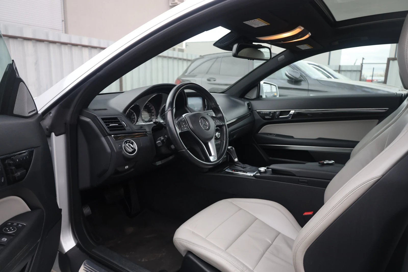 Mercedes-Benz E 350 i 4M AMG Coupe Pano KAM HlK Memory Blind Lane iCar, снимка 10 - Автомобили и джипове - 53964526