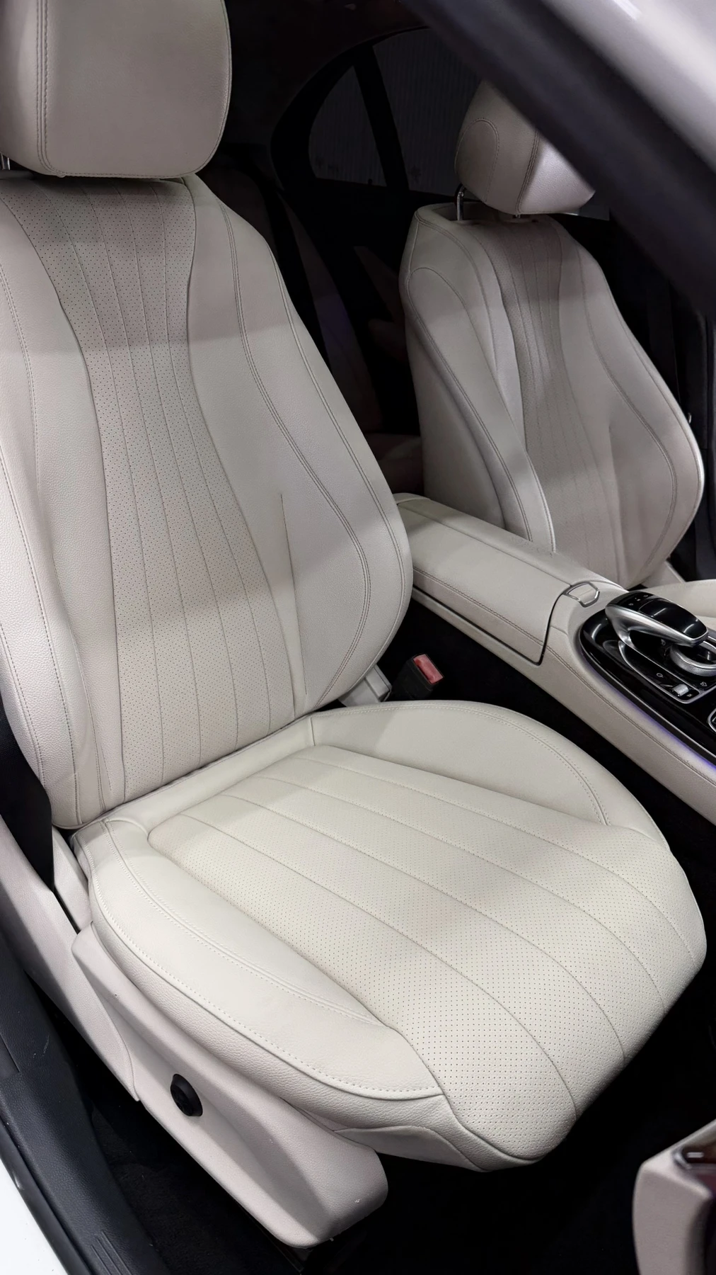 Mercedes-Benz E 300 AMG/BURMESTER/PANO/19"/LED/ПОДГРЕВ/KEYLESS, снимка 10 - Автомобили и джипове - 55425776
