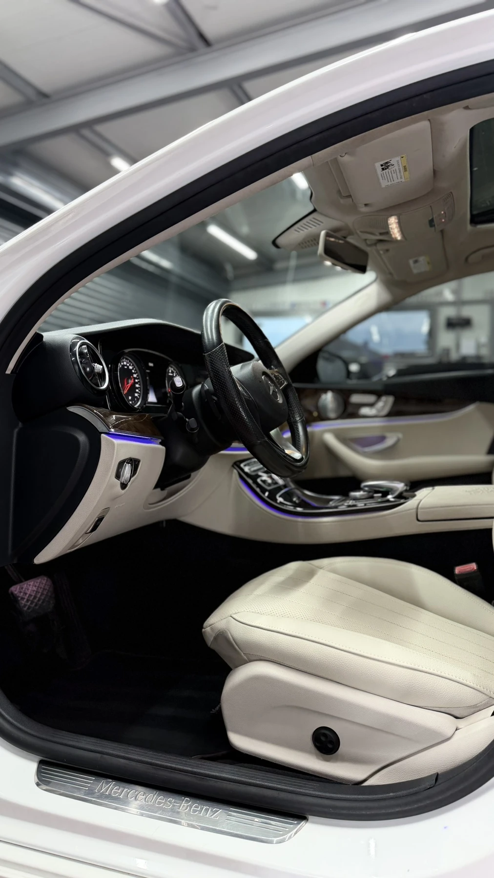 Mercedes-Benz E 300 AMG/BURMESTER/PANO/19"/LED/ПОДГРЕВ/KEYLESS, снимка 9 - Автомобили и джипове - 55425776