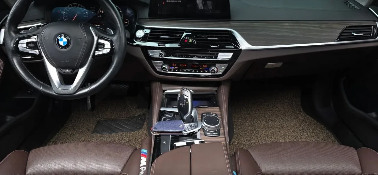 BMW 530 * АВТО КРЕДИТ* ЦЕНА ДО БГ * Сервизна история * , снимка 5 - Автомобили и джипове - 55458645