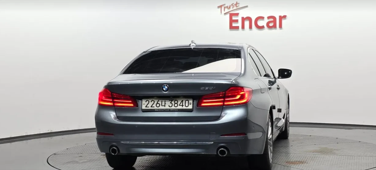 BMW 530 * АВТО КРЕДИТ* ЦЕНА ДО БГ * Сервизна история * , снимка 2 - Автомобили и джипове - 55458645