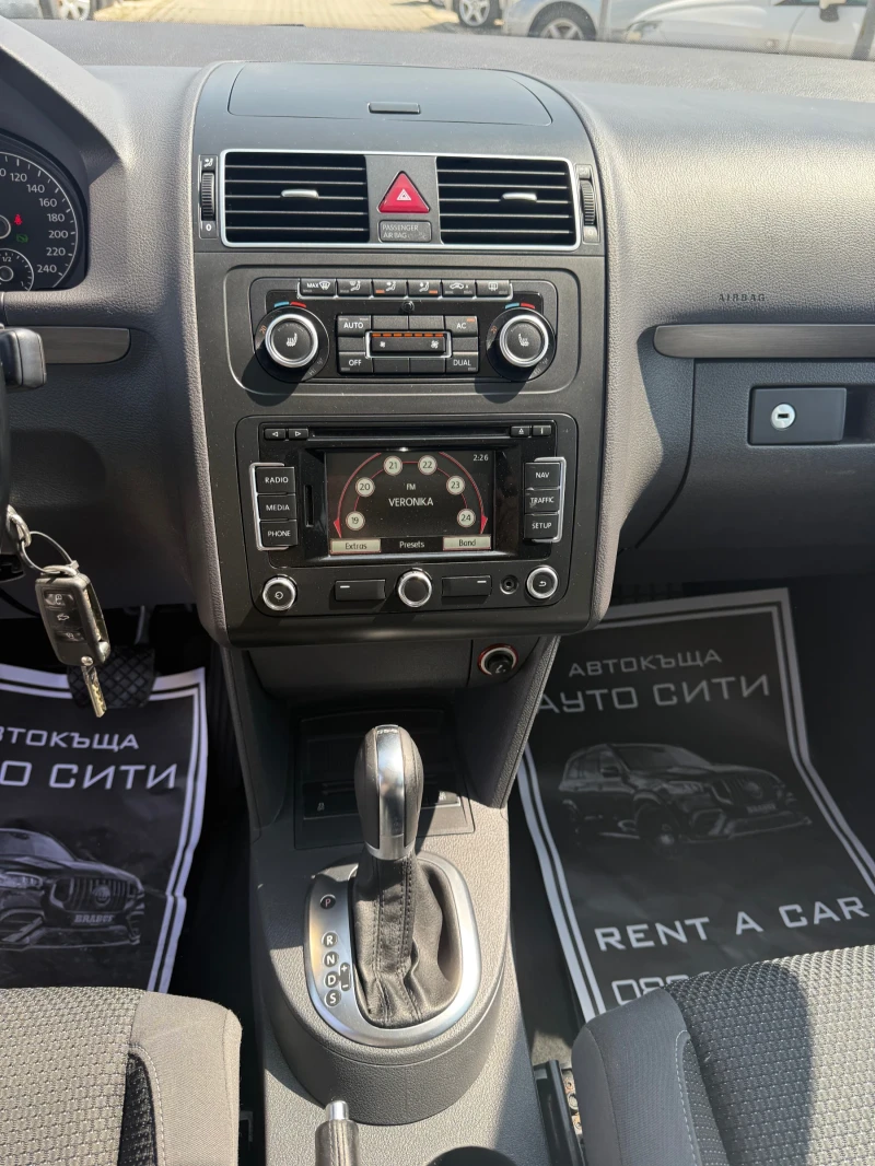 VW Touran 1.6* Фулл екстри* Панорама* Автомат* Перфектна* , снимка 14 - Автомобили и джипове - 50646938