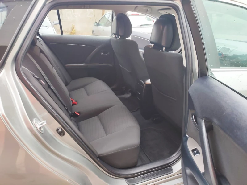 Toyota Avensis, снимка 13 - Автомобили и джипове - 52540358