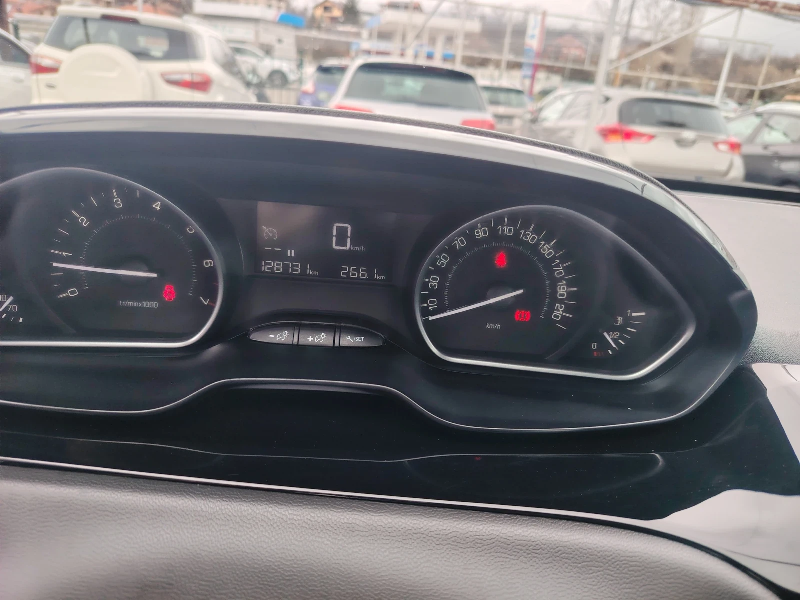 Peugeot 208 1.2 , снимка 11 - Автомобили и джипове - 54057097