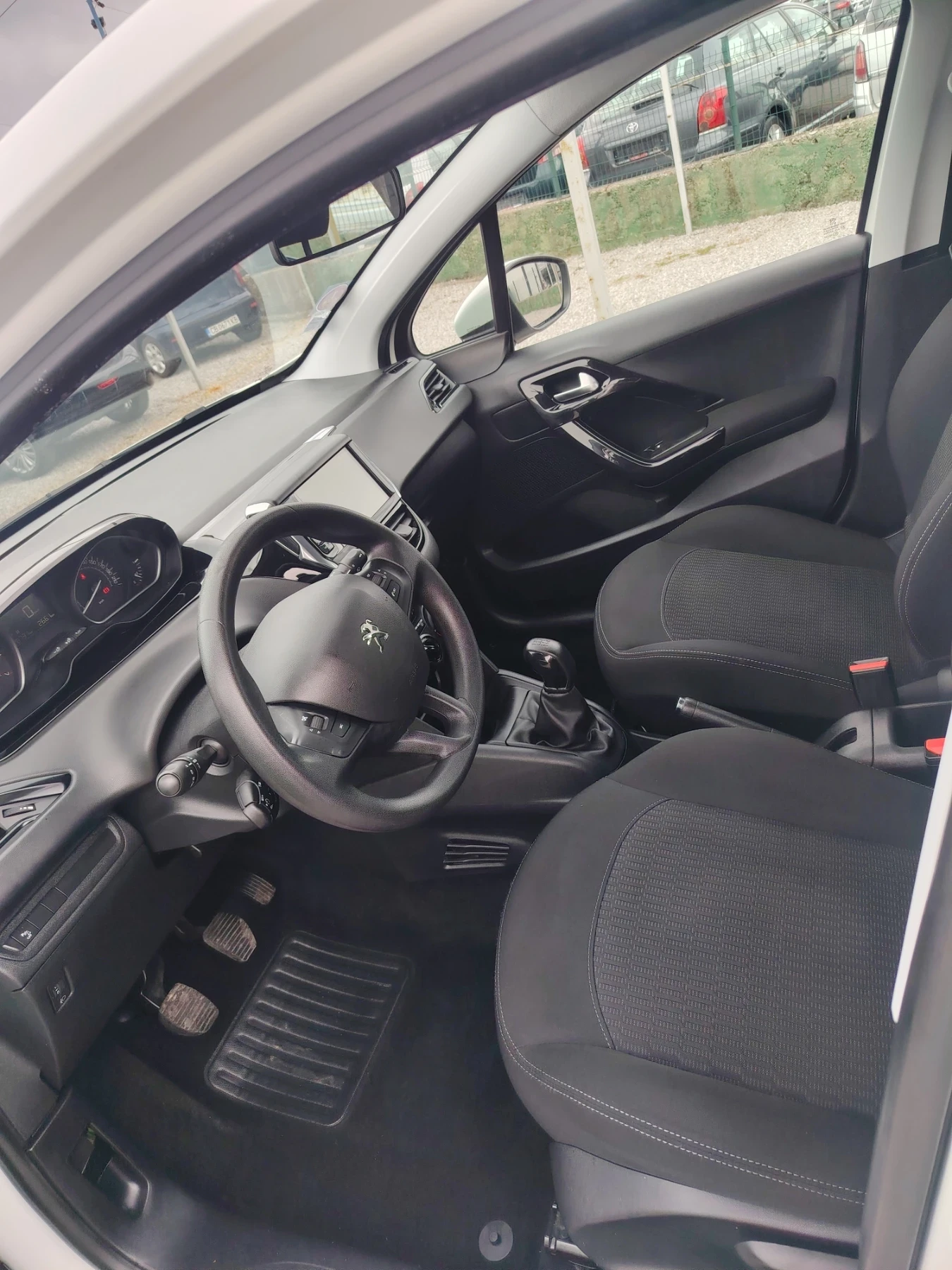 Peugeot 208 1.2 , снимка 12 - Автомобили и джипове - 54057097