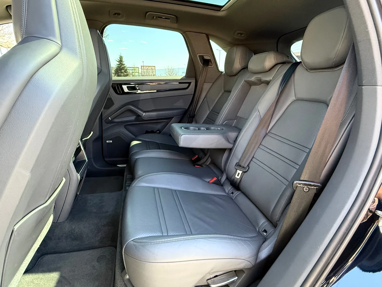 Porsche Cayenne 3.0 V6 E-Hybrid, снимка 15 - Автомобили и джипове - 54205176