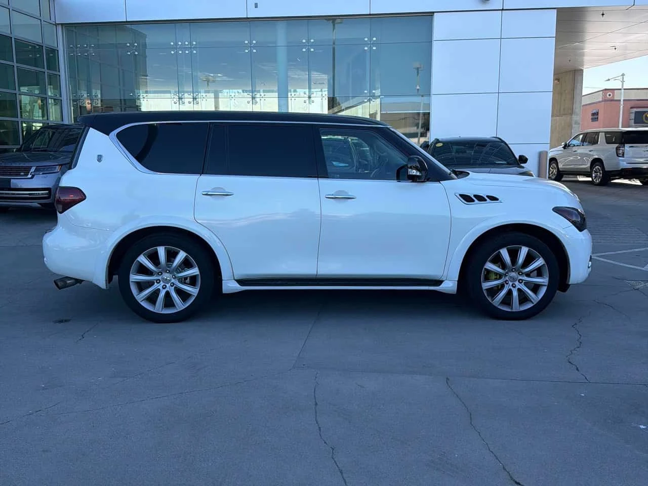 Infiniti QX56 * 7 passenger * АВТОКРЕДИТ БЕЗ ПЪРВОНАЧАЛНА ВНОСКА, снимка 3 - Автомобили и джипове - 55528591