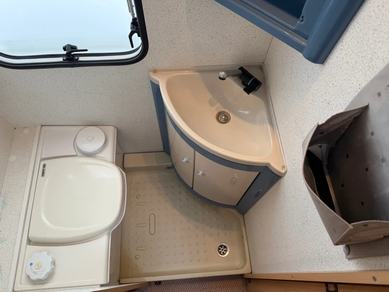 Каравана Burstner Ventana , снимка 12 - Каравани и кемпери - 50419625