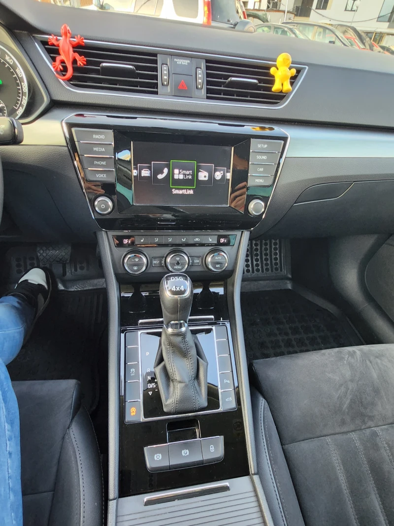 Skoda Superb 2.0 4x4, снимка 15 - Автомобили и джипове - 49692249