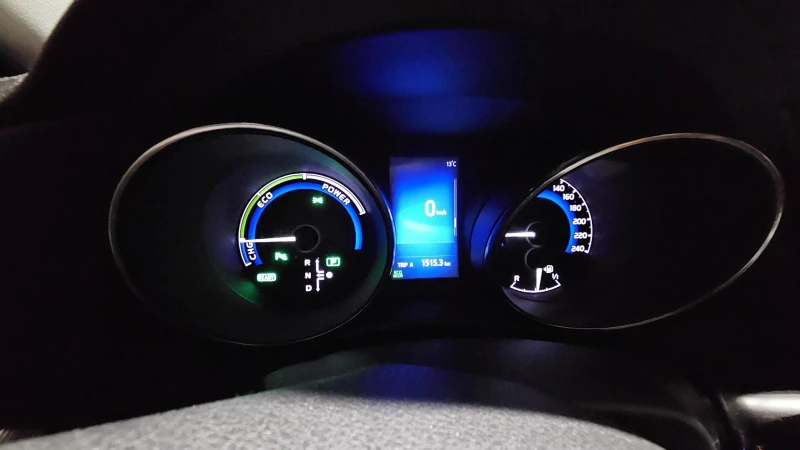 Toyota Auris, снимка 15 - Автомобили и джипове - 53501232