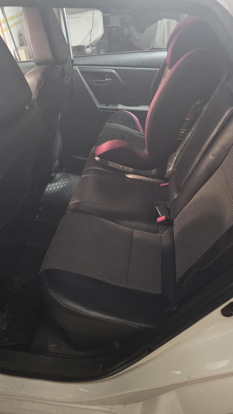 Toyota Auris, снимка 13 - Автомобили и джипове - 53501232