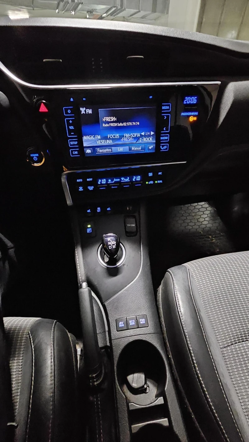 Toyota Auris, снимка 14 - Автомобили и джипове - 53501232