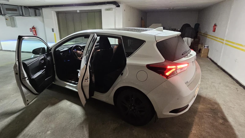 Toyota Auris, снимка 10 - Автомобили и джипове - 53501232