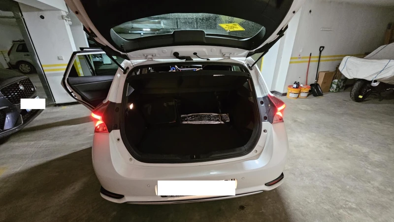 Toyota Auris, снимка 9 - Автомобили и джипове - 53501232