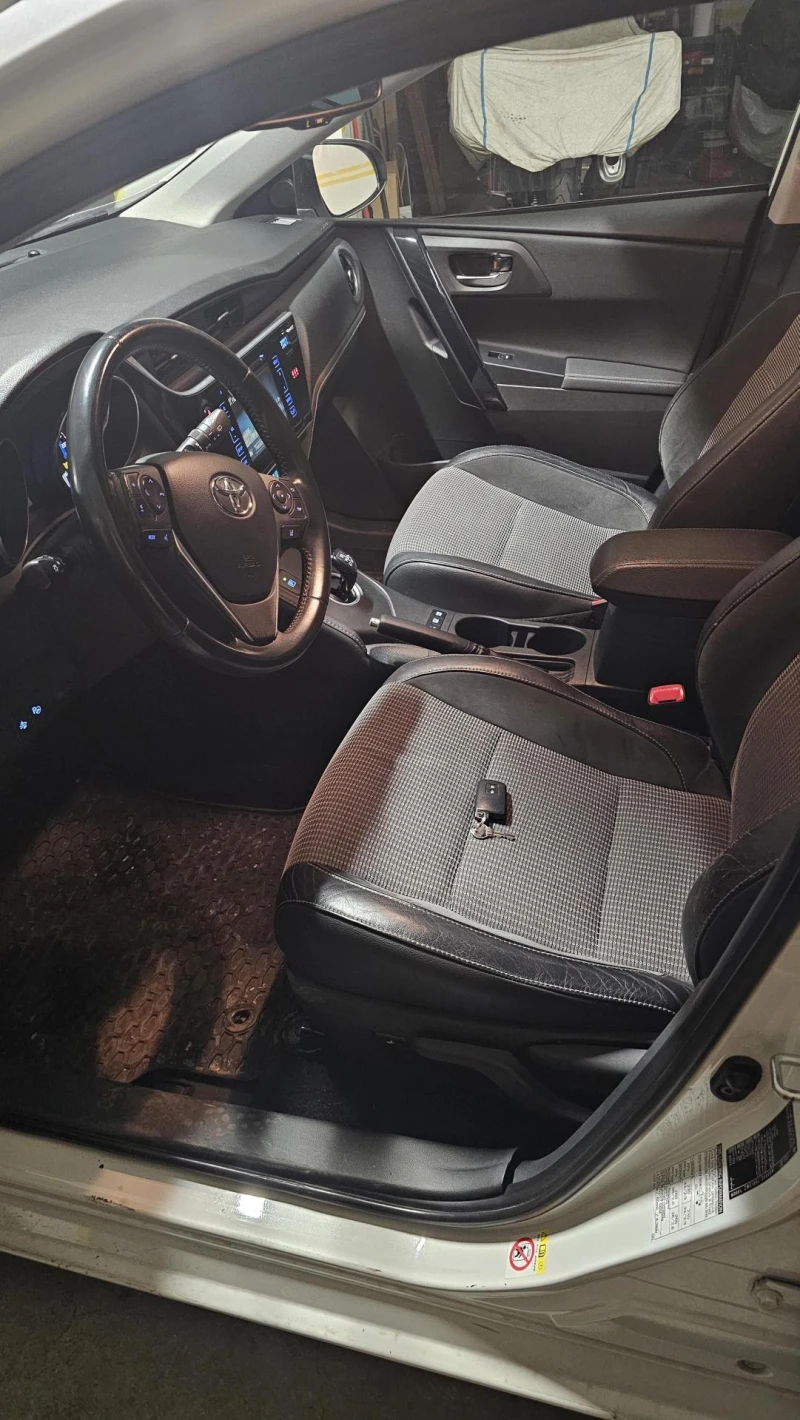 Toyota Auris, снимка 12 - Автомобили и джипове - 53501232