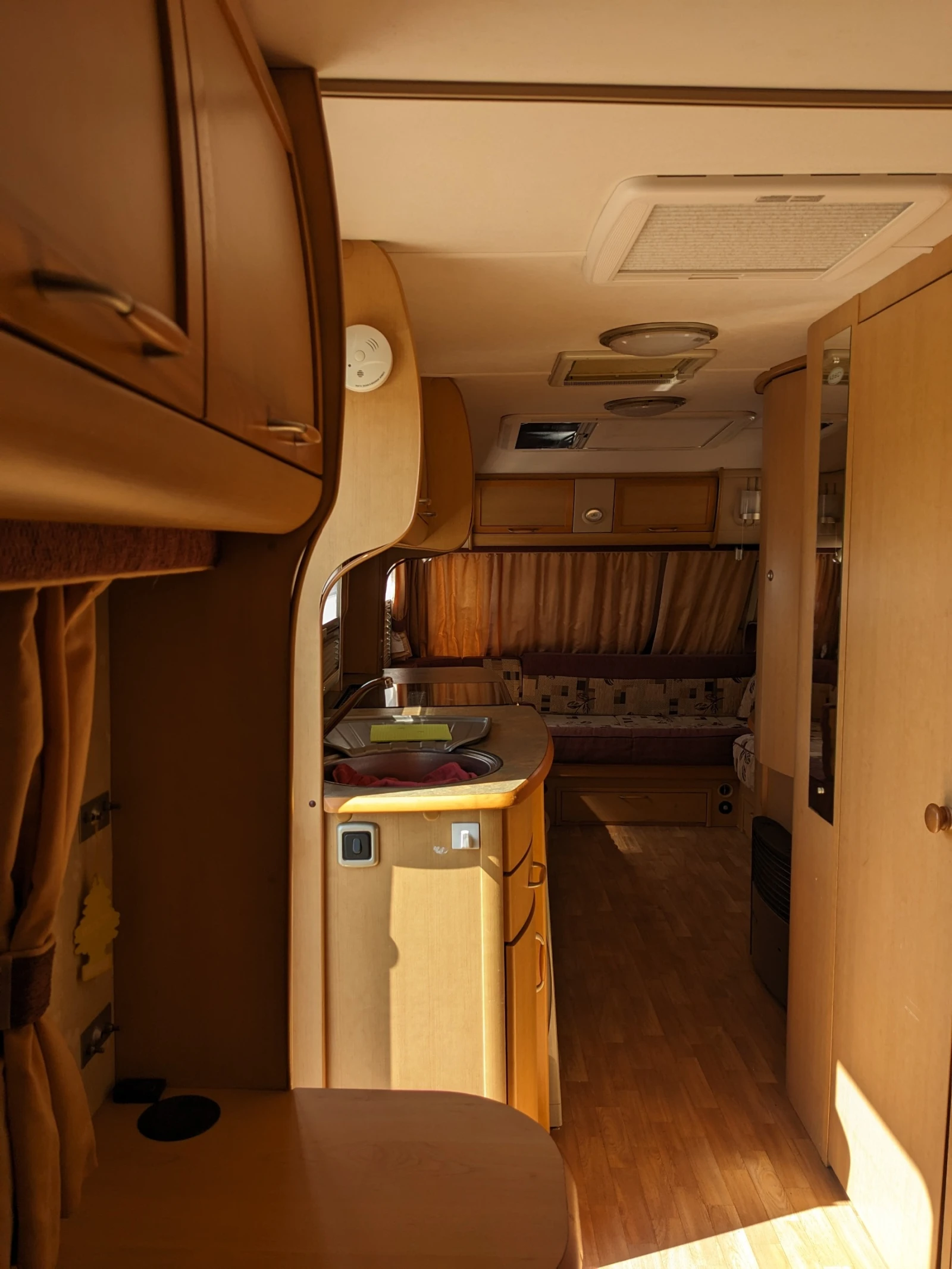 Каравана Swift Abbey Spectrum, снимка 12 - Каравани и кемпери - 55950771