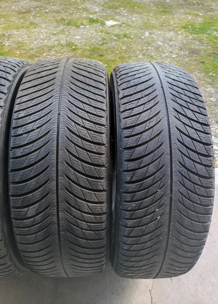 Гуми Зимни 235/60R17, снимка 2 - Гуми и джанти - 41005536