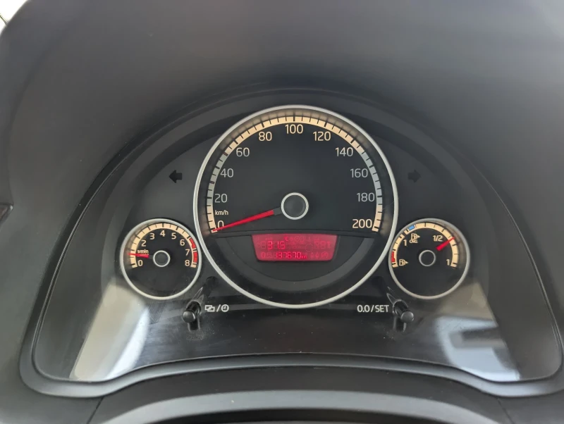 VW Up 1.0i* Нави Garmin* като нова, снимка 14 - Автомобили и джипове - 51537579