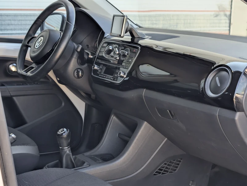 VW Up 1.0i* Нави Garmin* като нова, снимка 13 - Автомобили и джипове - 51537579