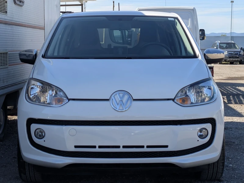 VW Up 1.0i* Нави Garmin* като нова, снимка 2 - Автомобили и джипове - 51537579
