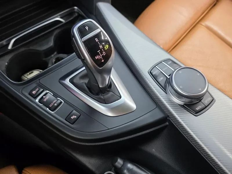 BMW 330 I M Sports Shadow, снимка 9 - Автомобили и джипове - 55389412