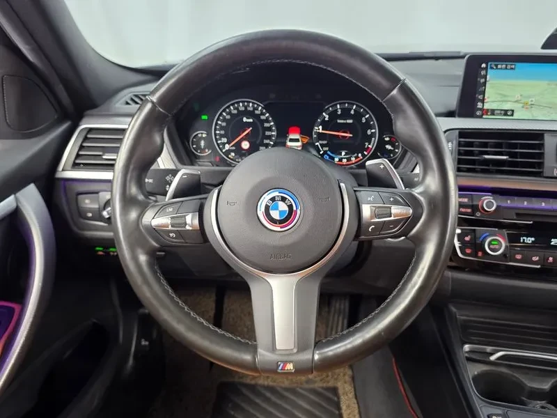 BMW 330 I M Sports Shadow, снимка 13 - Автомобили и джипове - 55389412