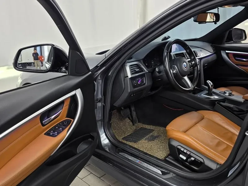 BMW 330 I M Sports Shadow, снимка 10 - Автомобили и джипове - 55389412