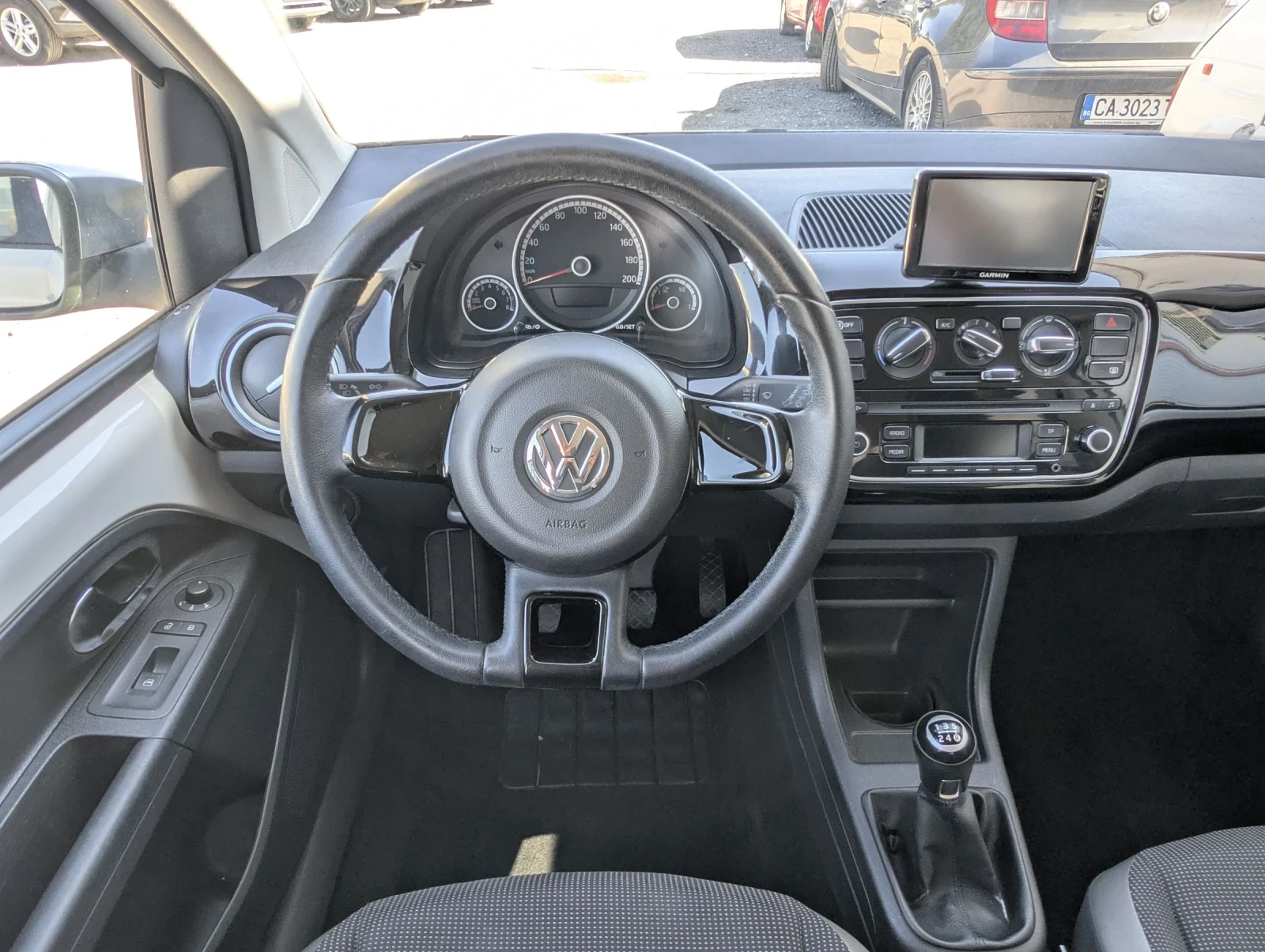 VW Up 1.0i* Нави Garmin* като нова - изображение 10