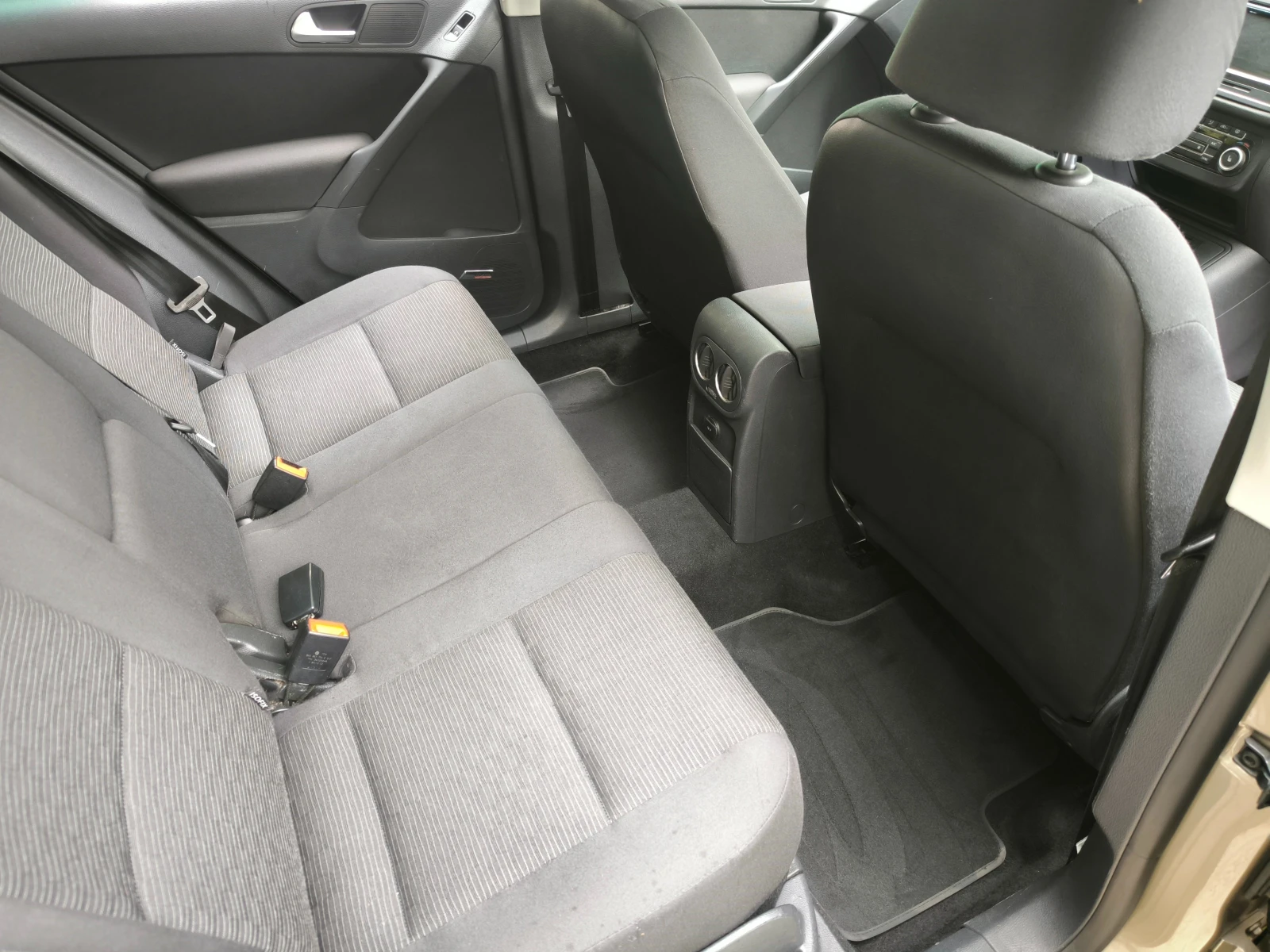 VW Tiguan 2, 0ТDi-140k.c.4Х4, 6ск.HABИ, ПАНОРАМА, LED, снимка 13 - Автомобили и джипове - 56270165