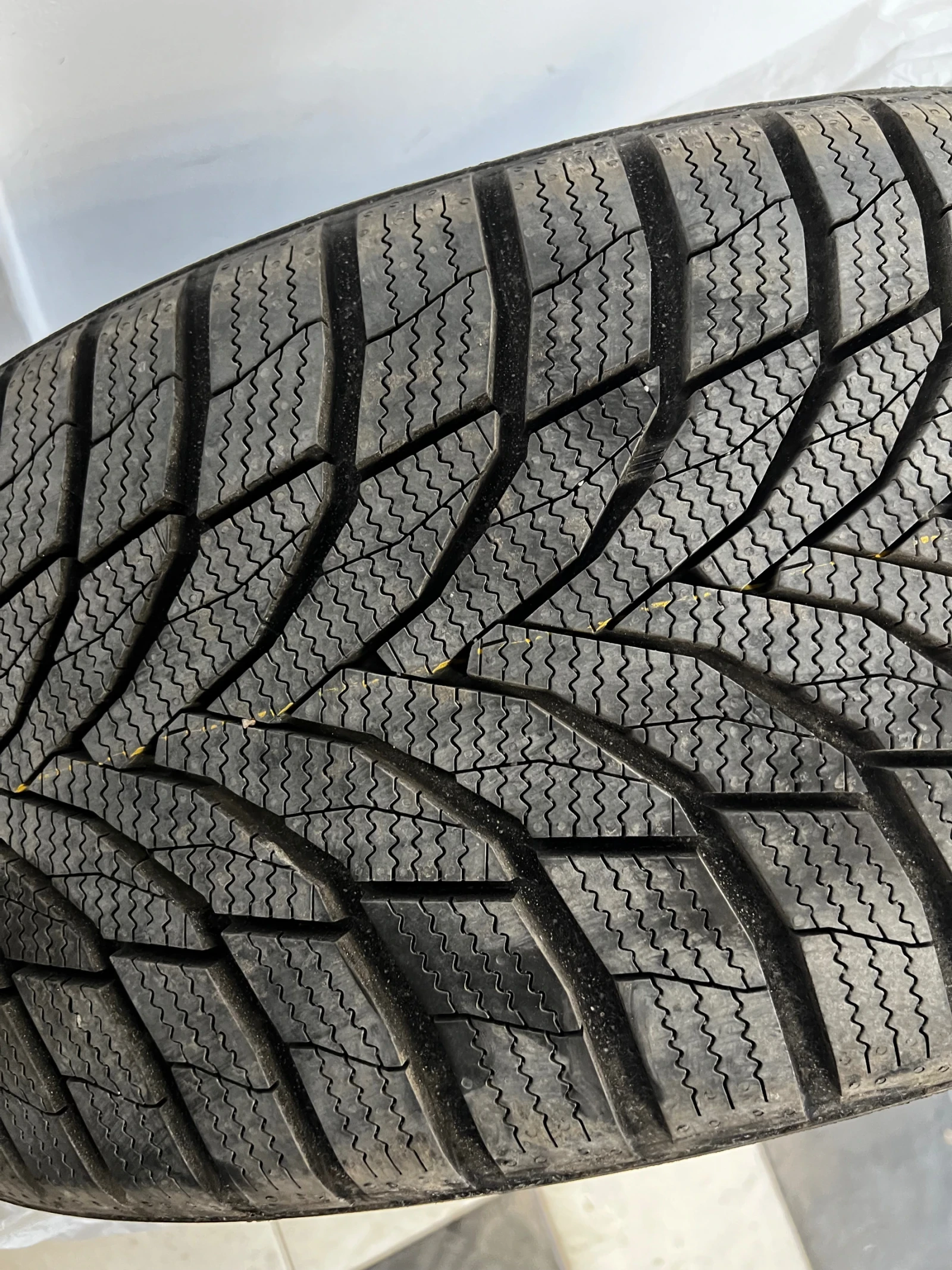 Гуми Зимни 245/40R20, снимка 4 - Гуми и джанти - 55846746