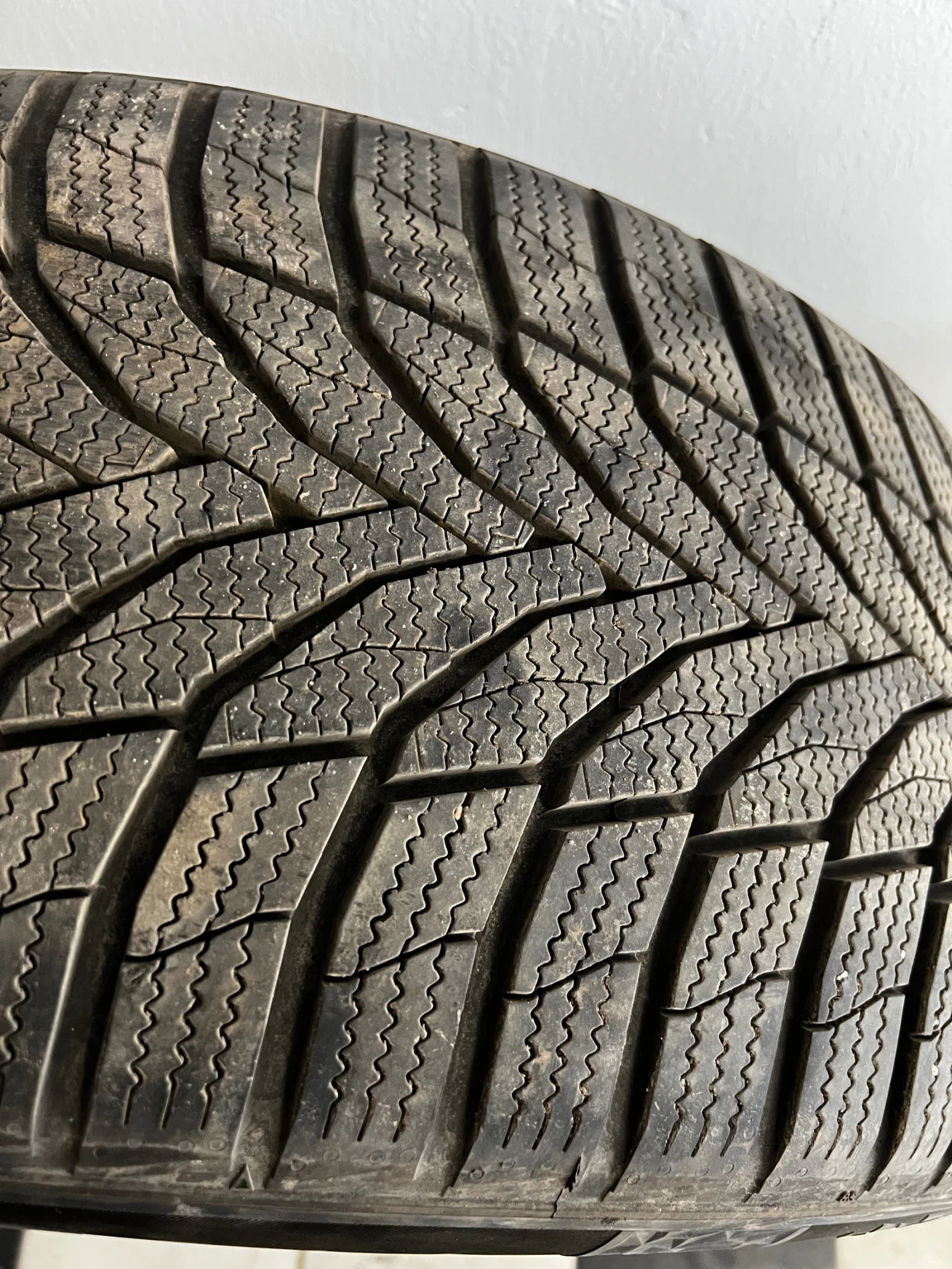 Гуми Зимни 245/40R20, снимка 3 - Гуми и джанти - 55846746