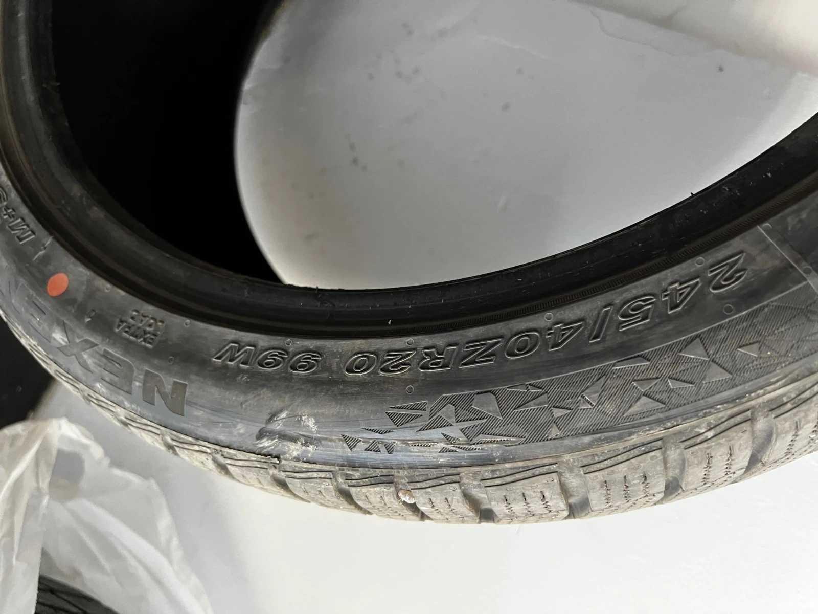 Гуми Зимни 245/40R20, снимка 2 - Гуми и джанти - 55846746