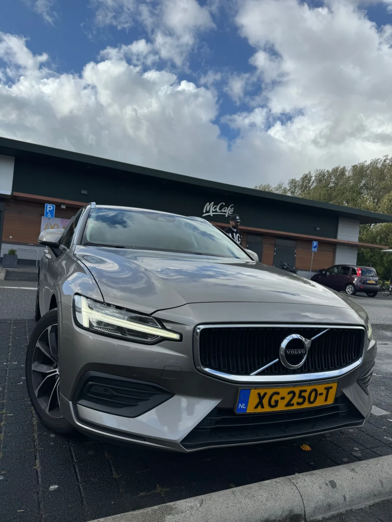 Volvo V60 2.0 D4 Momentum 190кс, снимка 9 - Автомобили и джипове - 52887989