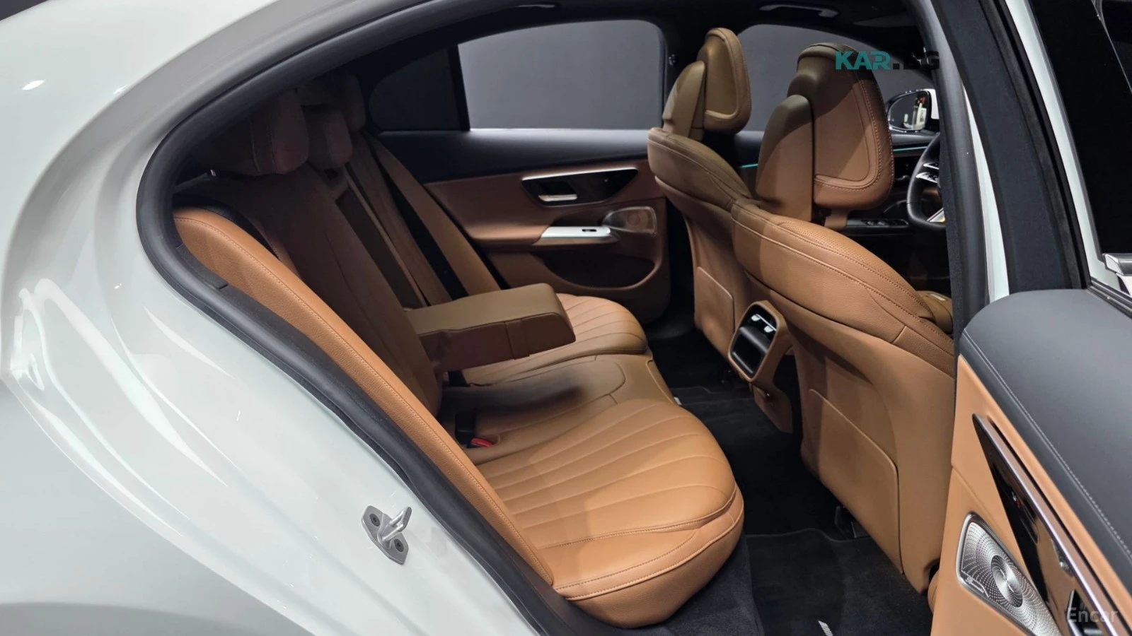 Mercedes-Benz E 300 4MATIC* AMG-LINE* DISTRONIC* ОБДУХ* 360* ХЕДЪП* , снимка 10 - Автомобили и джипове - 55798942