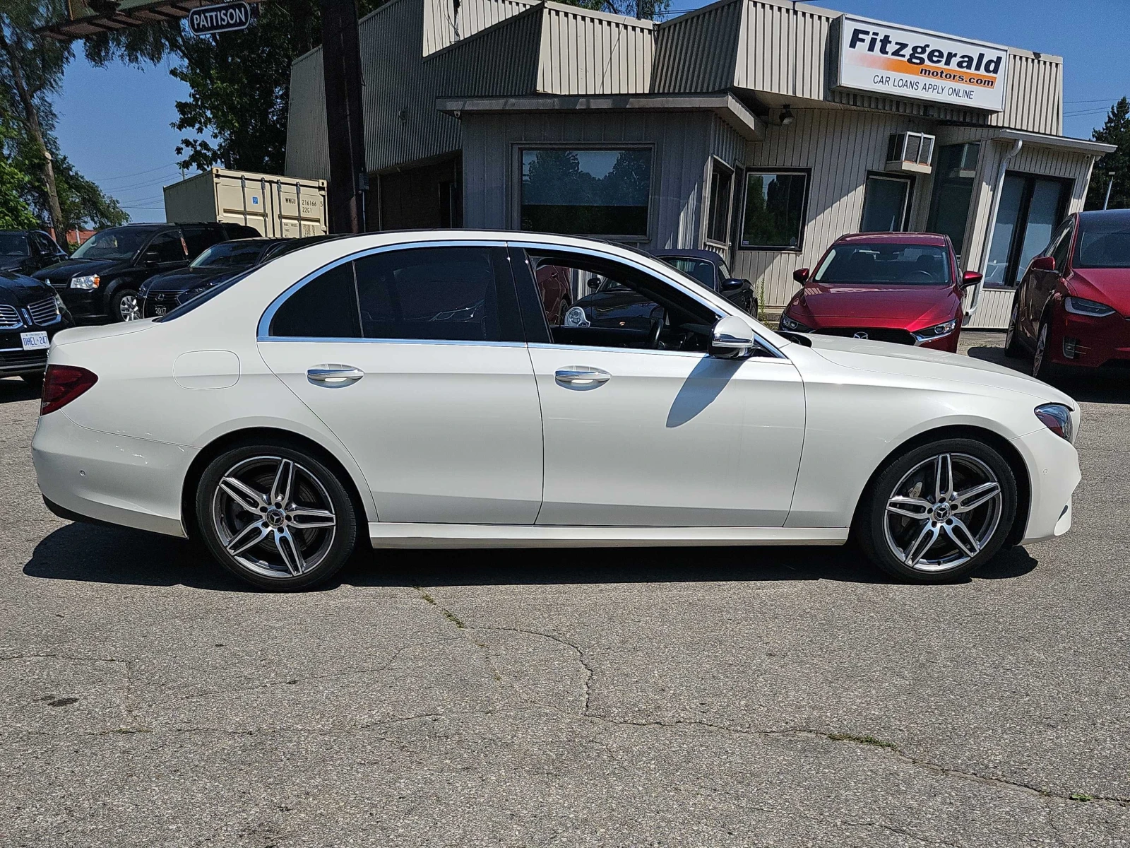 Mercedes-Benz E 400 4MATIC* CARFAX * BURMESTER * HEAD-UP * LIEN ASSIST, снимка 4 - Автомобили и джипове - 56122912