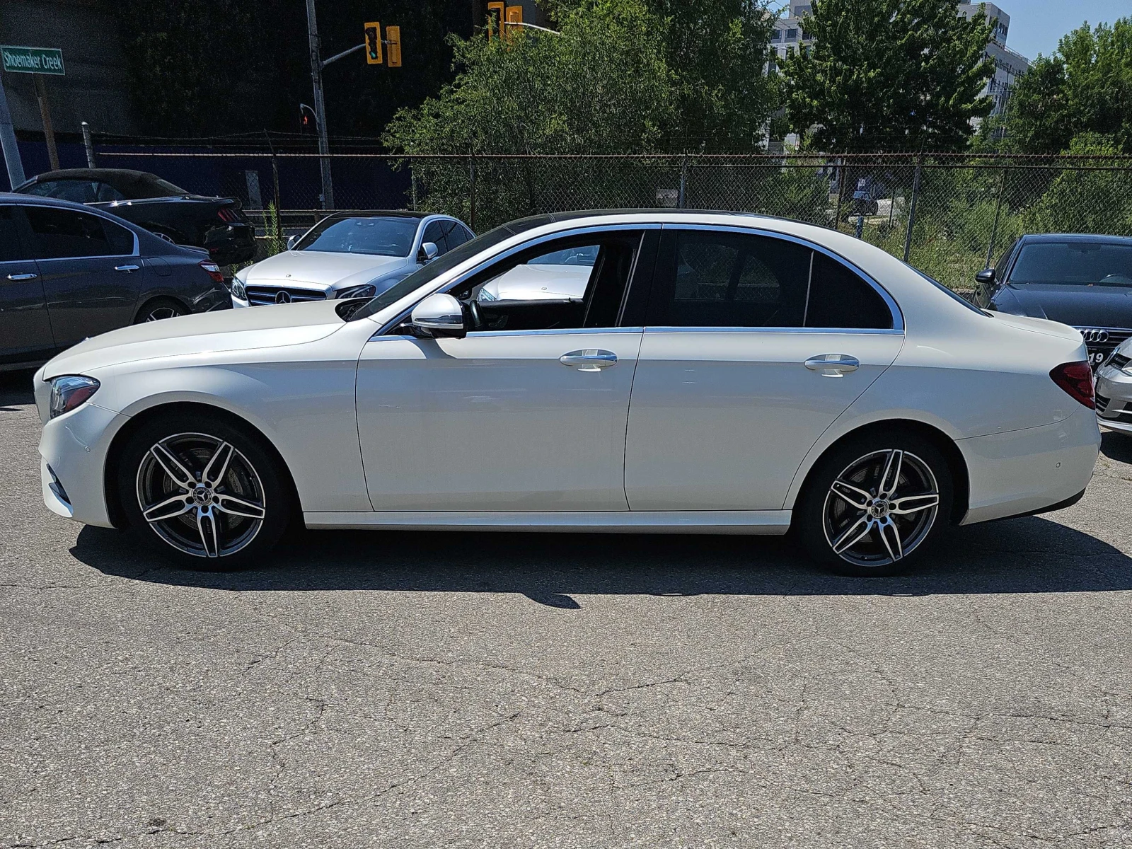 Mercedes-Benz E 400 4MATIC* CARFAX * BURMESTER * HEAD-UP * LIEN ASSIST, снимка 3 - Автомобили и джипове - 56122912