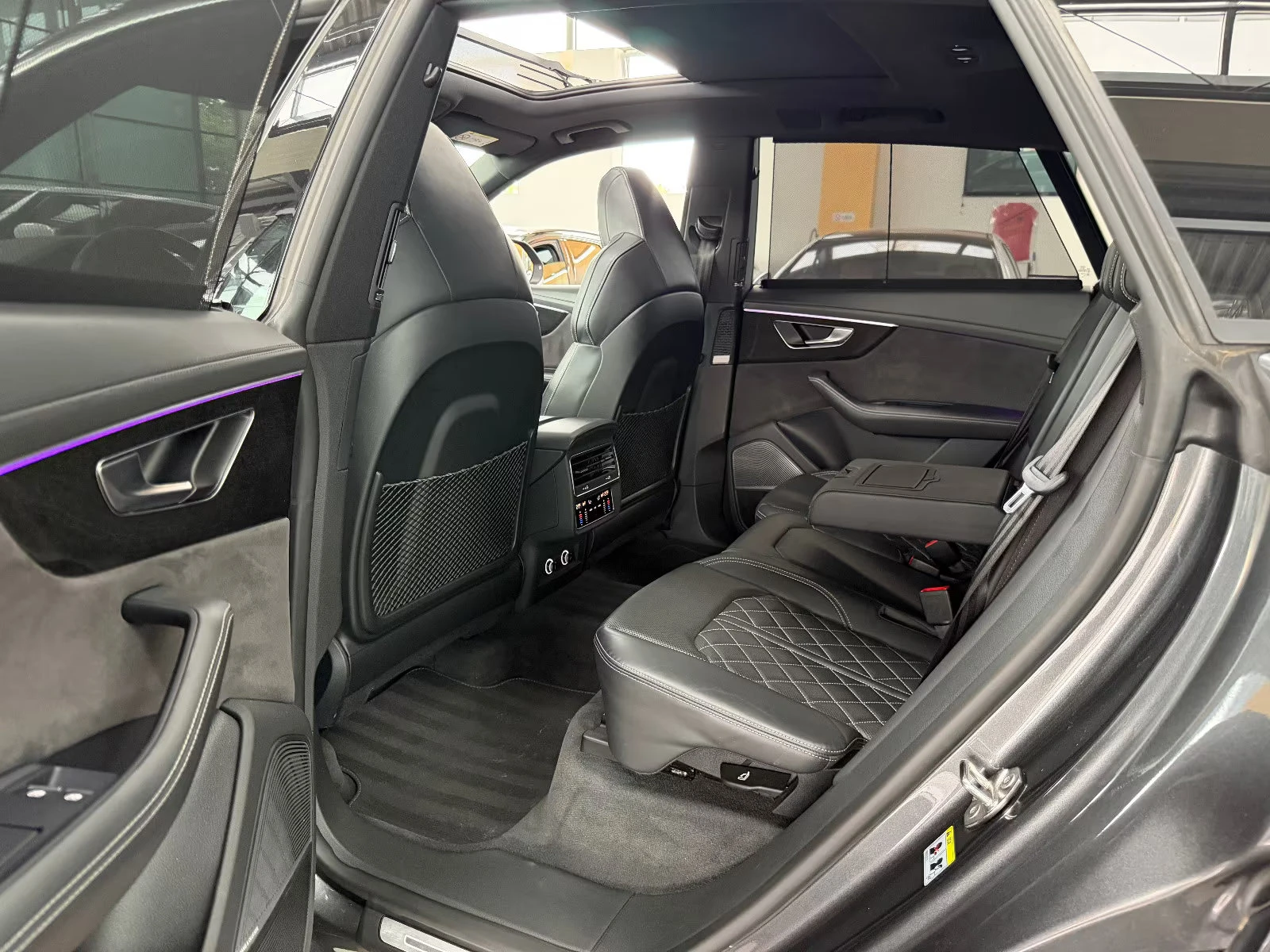 Audi Q8 50TDI/286HP/S-LINE/PANO/B&O/MEMO/HUD/CAM/523q, снимка 16 - Автомобили и джипове - 55390222
