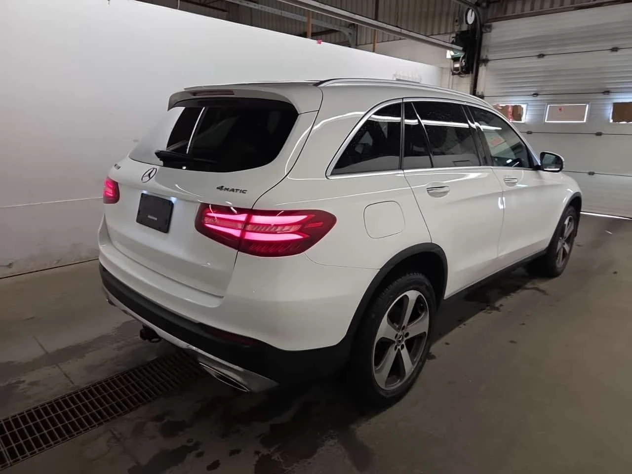 Mercedes-Benz GLC 300 * CARFAX * ОПЦИЯ ЗА ФИНАНСИРАНЕ БЕЗ ПЪРВОНАЧАЛНА *, снимка 3 - Автомобили и джипове - 55785675