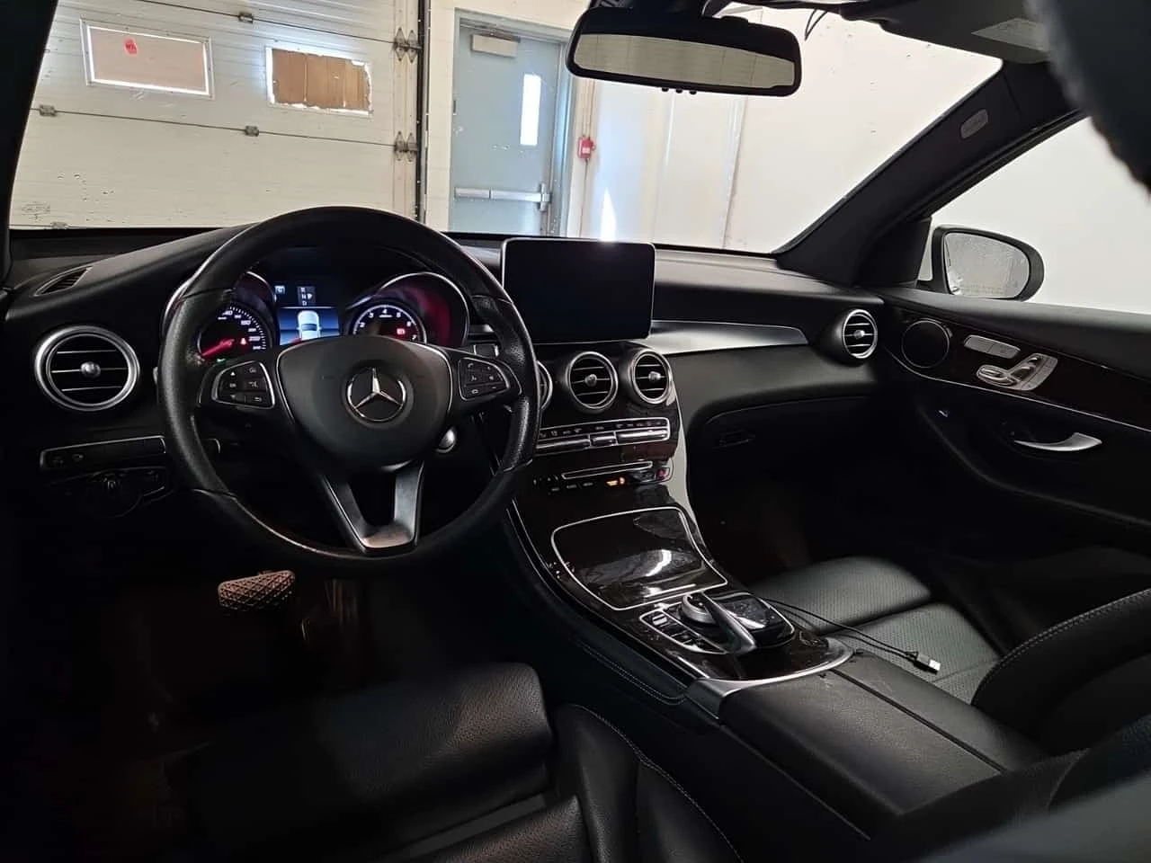 Mercedes-Benz GLC 300 * CARFAX * ОПЦИЯ ЗА ФИНАНСИРАНЕ БЕЗ ПЪРВОНАЧАЛНА *, снимка 10 - Автомобили и джипове - 55785675