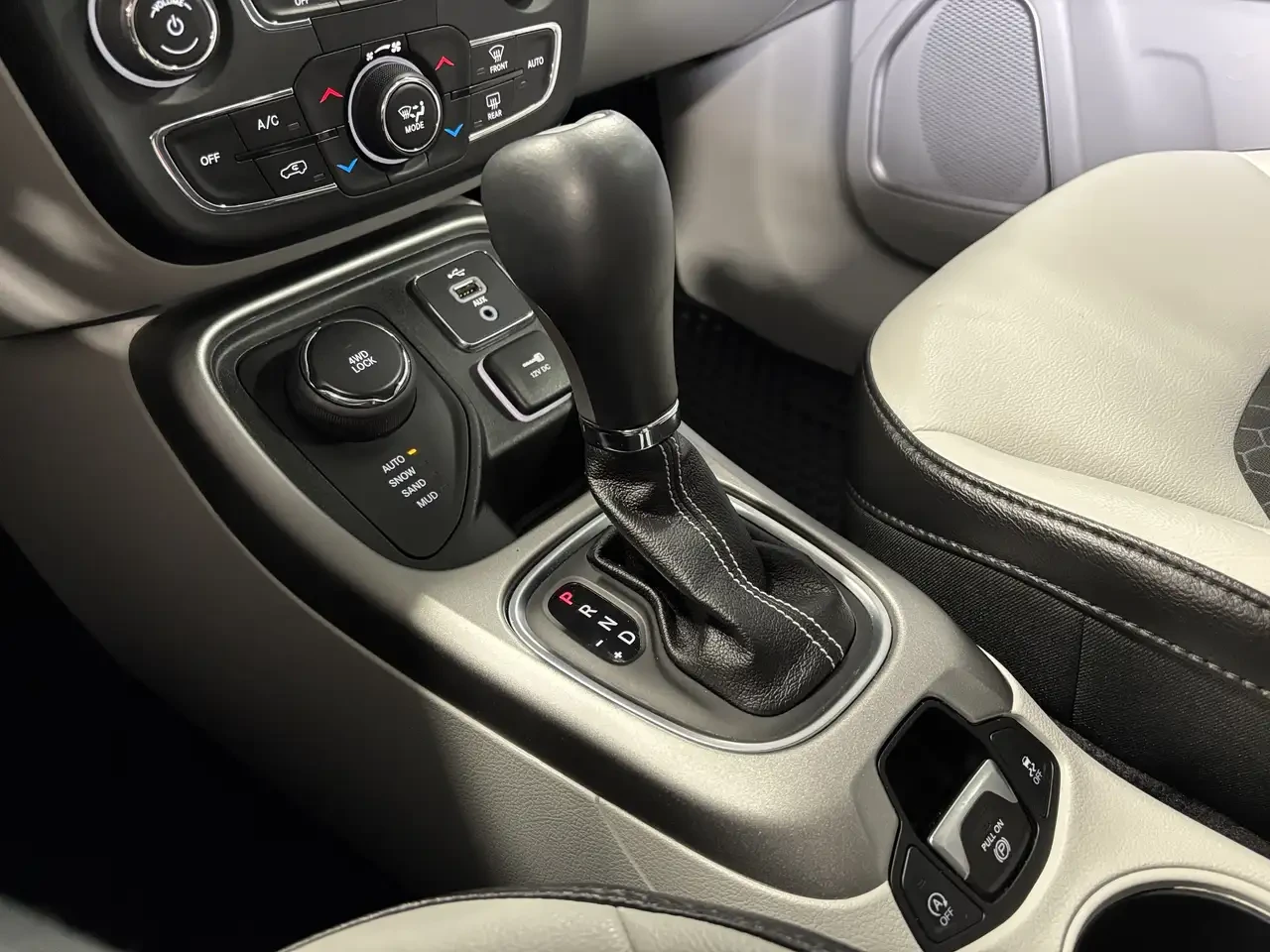 Jeep Compass North 4X4| SELECTERRAIN| NAV| WHITELEATHER| RMSTAR | Mobile.bg � ����������� 17