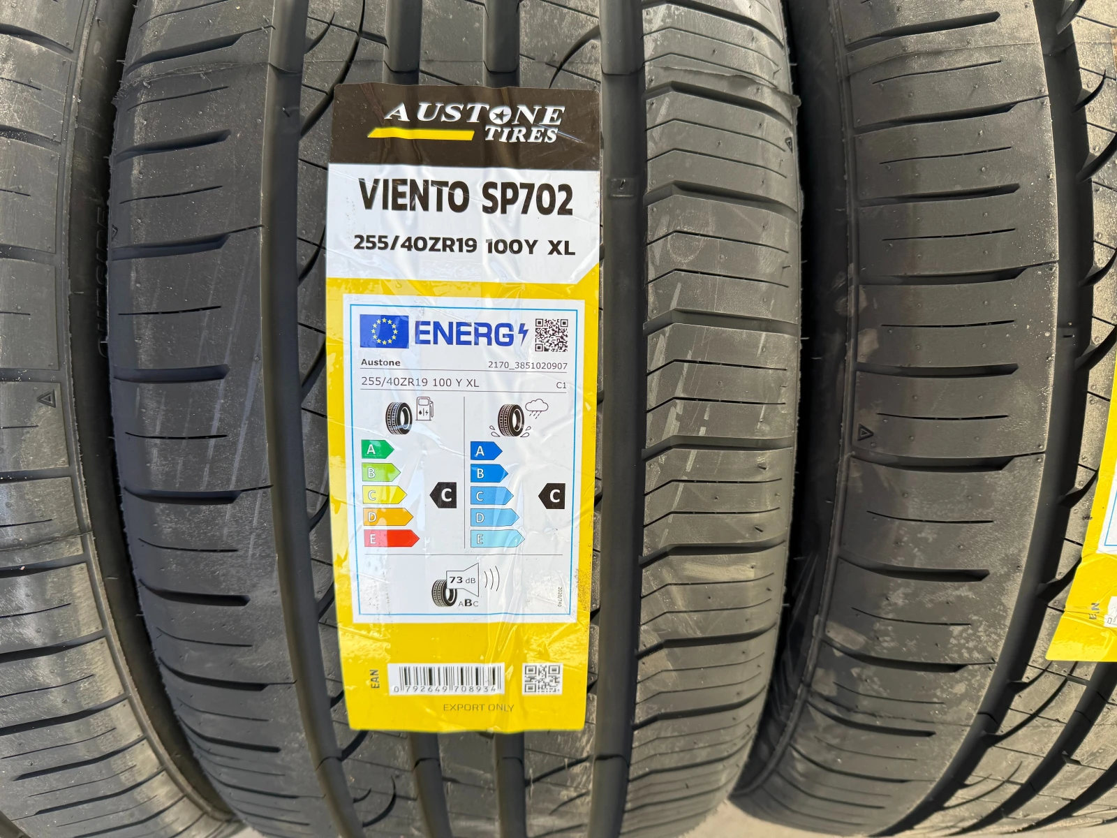 Гуми Летни 255/40R19, снимка 2 - Гуми и джанти - 53915560