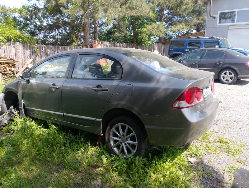 Honda Civic 8 седан, снимка 3 - Автомобили и джипове - 46353845