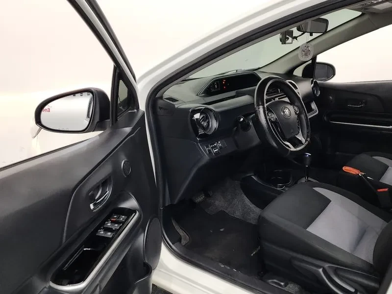 Toyota Prius C 1.5 Хибрид, снимка 8 - Автомобили и джипове - 55643799