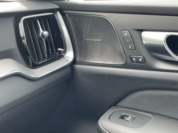 Volvo V60 B4 = Plus Dark = Гаранция, снимка 11 - Автомобили и джипове - 55752475