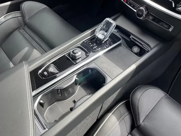 Volvo V60 B4 = Plus Dark = Гаранция, снимка 10 - Автомобили и джипове - 55752475